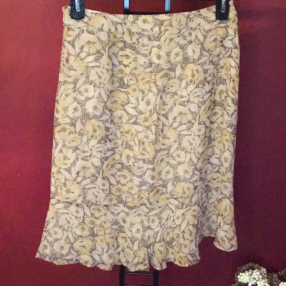 BANANA REPUBLIC SILK FLORAL SKIRT SIZE 4 - Picture 2 of 2
